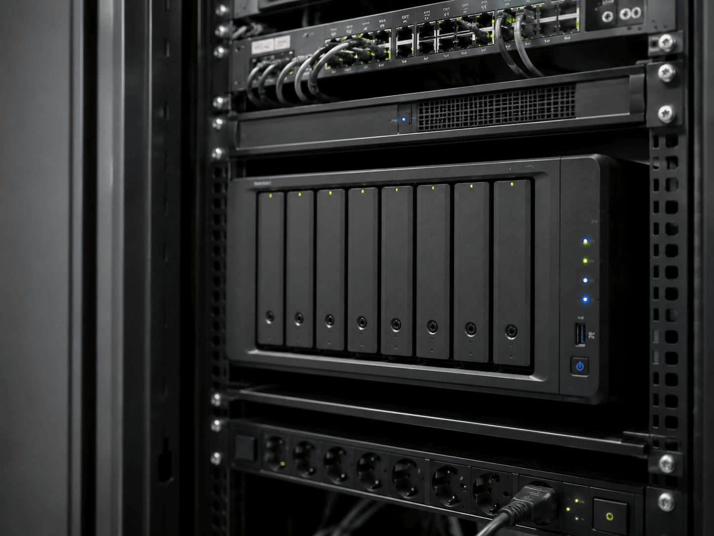 Synology NAS im Serverschrank mit Netzwerk-Switch als zentraler Speicher